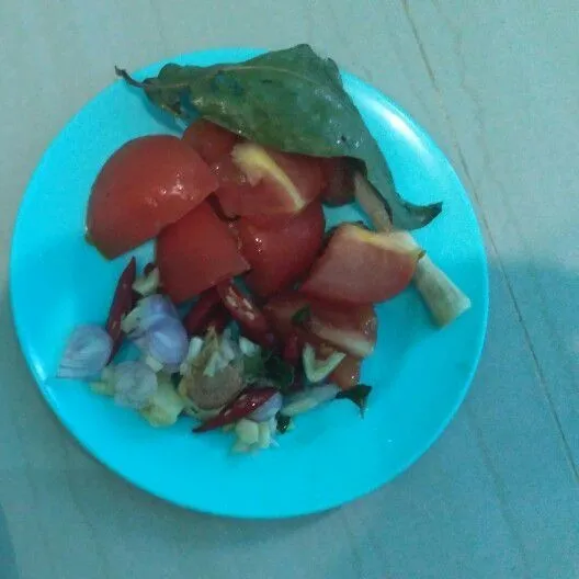 Siapkan bumbu yang akan ditumis, iris bawang putih, bawang merah, cabe merah, tomat, daun jeruk geprek, lengkuas dan sereh.