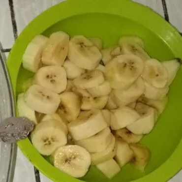 Potong pisang kepok menjadi 5 bagian sesuai selera.