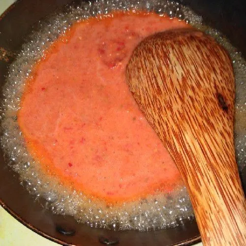 Panaskan minyak, masukkan sambal. Aduk sebentar.