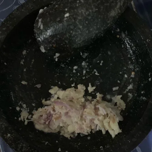Uleg halus bawang merah, bawang putih, Kemiri, Garam. Kemudian tumis di minyak panas.