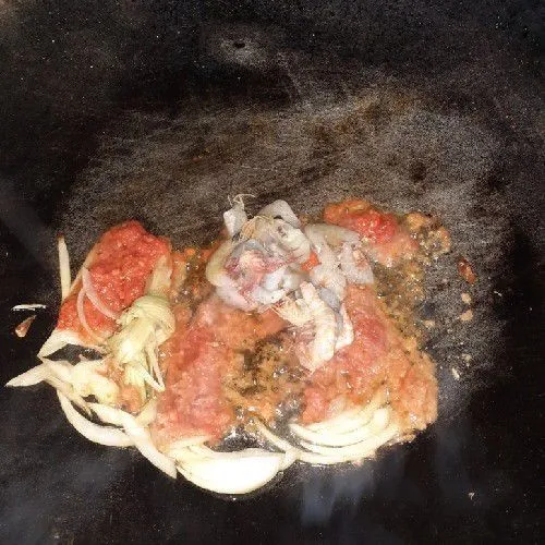 Masukkan bumbu halus, udang dan sereh.