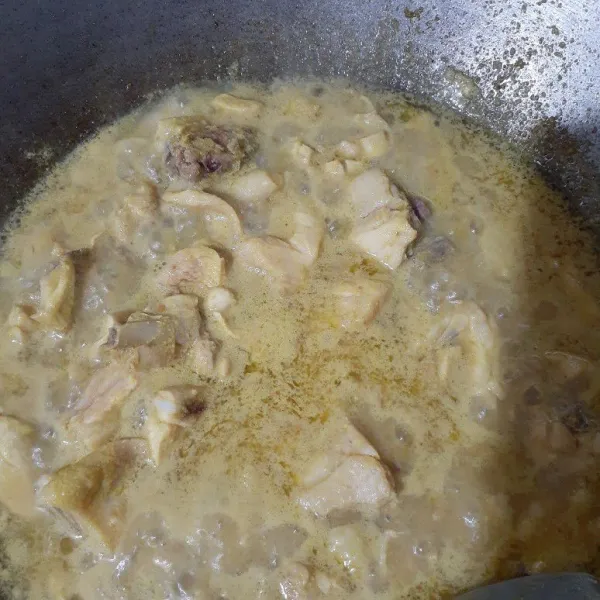 Masukkan ayam, aduk-aduk sampai berubah warna lalu masukkan air masak sampai ayam matang.
