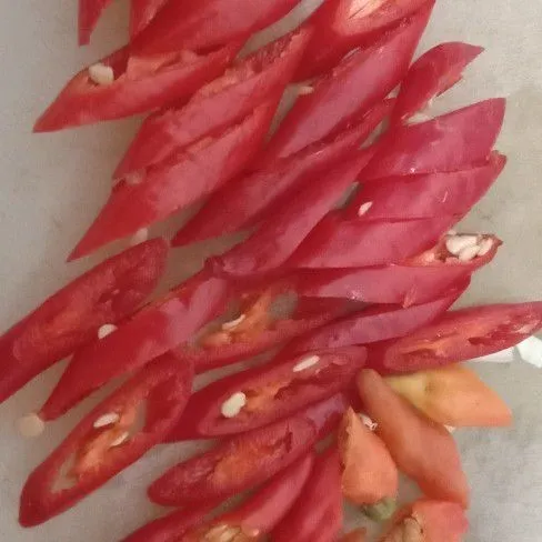 cincang bawang merah, bawang putih, kemudian sisihkan. kemudian iris cabe merah dan cabe rawit sesuai selera