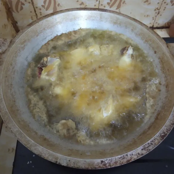 Panaskan minyak goreng dan goreng ayam sampai matang kuning kecoklatan.