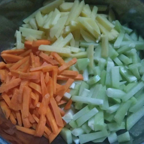 Kupas labu siam, kentang dan wortel. Cuci bersih kemudian potong-potong.