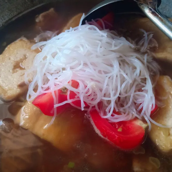 Terakhir masukkan potongan tomat dan bihun yang sudah direndam air panas. Aduk rata, sajikan dengan nasi panas.