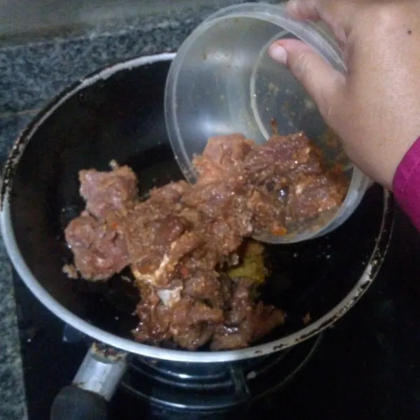 Panaskan minyak goreng, tumis daging sapi beserta bumbunya hingga berubah warna menjadi lebih pekat. Tambahkan air, masak hingga mendidih. Biarkan mendidih selama 7 menit.