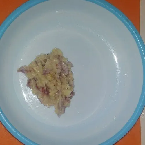 Haluskan bumbu yang terdiri dari bawang merah, bawang putih, dan kemiri.