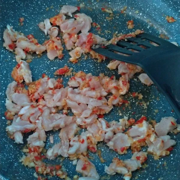 Masukkan dada ayam, tumis sampai berubah warna.