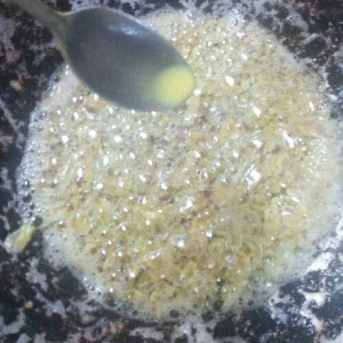 Lalu goreng sisa adonan untuk kremes nya ( bisa menggunakan ujung2 jari atau sendok) aduk sesekali dan angkat jika minyak goreng mulai tenang.
