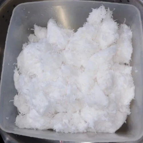 Campur kelapa dengan garam. Kukus kurang lebih 15 menit.