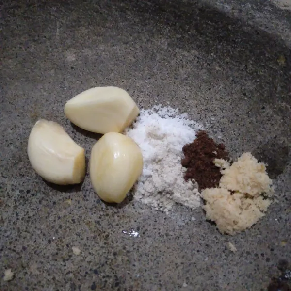 Haluskan bumbu yang terdiri dari bawang putih, garam, merica, pala, dan kaldu jamur. Sambil menyiapkan bumbu, panaskan kukusan.