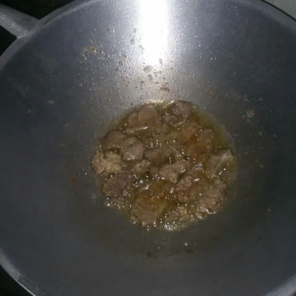 Goreng sebentar daging yang sudah digepuk, jangan sampai gosong.