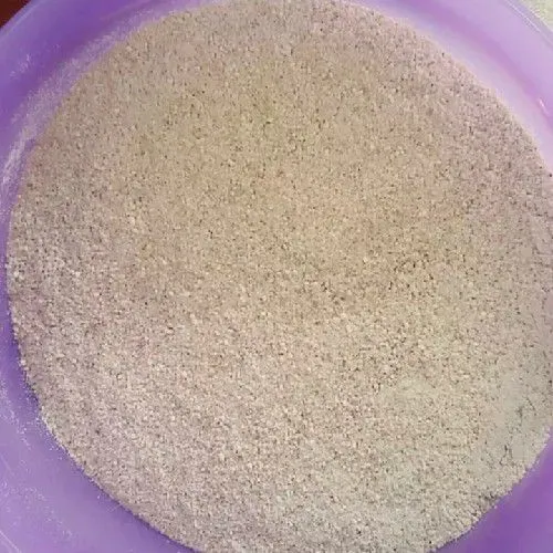 Sangrai beras ketan sampai kecoklatan, lalu haluskan dengan menggunakan blender khusus bumbu kering sambil kukus kelapa parut.