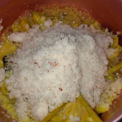 Setelah agak menyusut, masukkan kelapa parut.