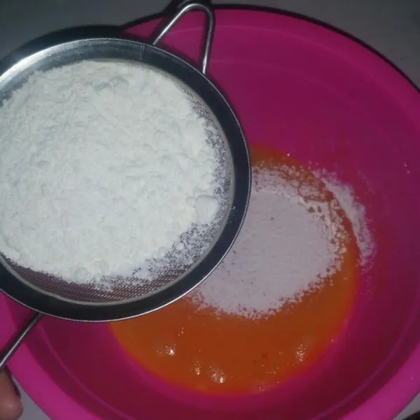 Ayak tepung terigu dan baking powder, masukkan ke wadah.
