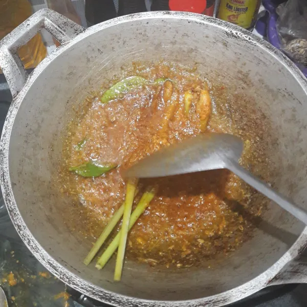 Tumis bumbu halus bersama sereh dan daun jeruk.