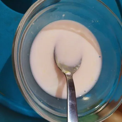 Larutkan tepung tapioka dengan air secukupnya.