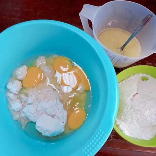 Campur minyak dan santan kemudian ayak terigu dan baking powder. Campurkan telur, gula, dan SP.