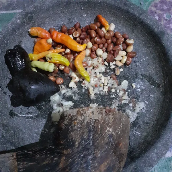Ulek semua bumbu.