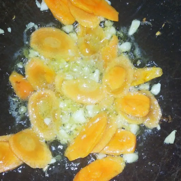 Panaskan minyak goreng kemudian masukan bawang putih dan wortel.
