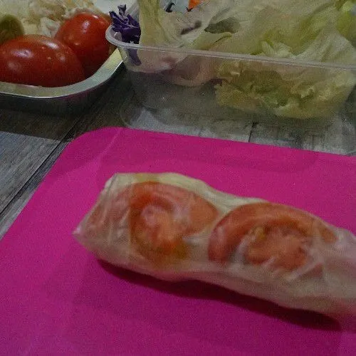 Untuk membungkus, rice paper dibasahi dengan air hingga rata, lalu tata sayuran diatasnya, kemudian dilipat kedua sisinya dan digulung.