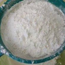 Ayak tepung terigu dan agar-agar / tapioka di wadah yang agak besar.