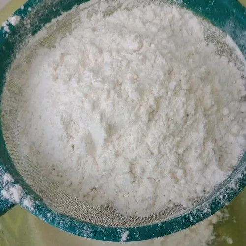 Ayak tepung terigu dan agar-agar / tapioka di wadah yang agak besar.