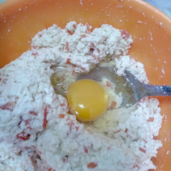 Tambahkan satu butir telur, aduk rata kemudian koreksi rasa.