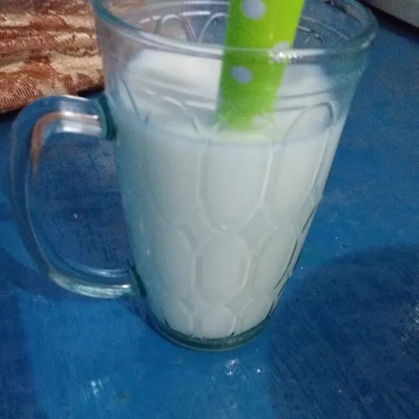 seduh 1 sachet susu bubuk putih dengan air 100 ml