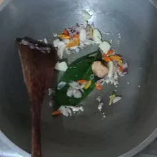 Tumis bawang merah, bawang putih dan cabe sampai layu dan keluar aroma wanginya, lalu masukkan daun salam dan lengkuas.