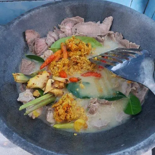 Masukkan bumbu yang telah di geprek dan di haluskan.