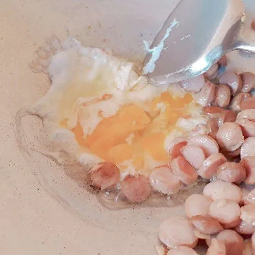 Masukkan telur, tumis hingga matang, sambil di orak-arik.