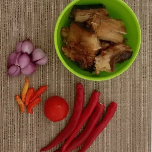 Siapkan semua bahan, cuci bersih ikan pari asap dan goreng hingga matang, kemudian sisihkan.