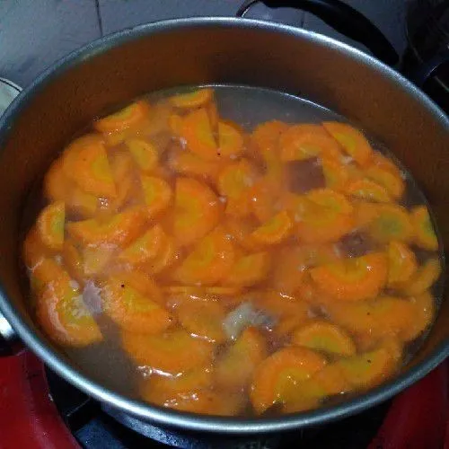 Koreksi rasa, jika sudah pas, masukkan kacang merah dan wortel, tunggu hingga mendidih.
