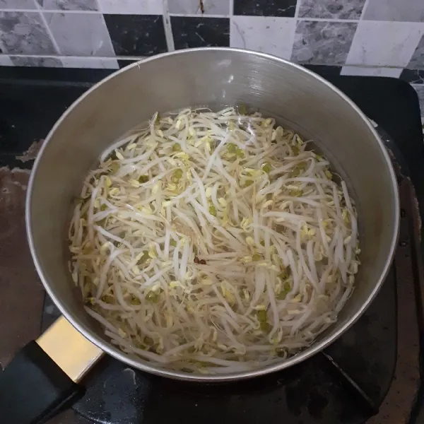 Sambil menunggu taoge yang direbus, goreng tahu putih dan telur.