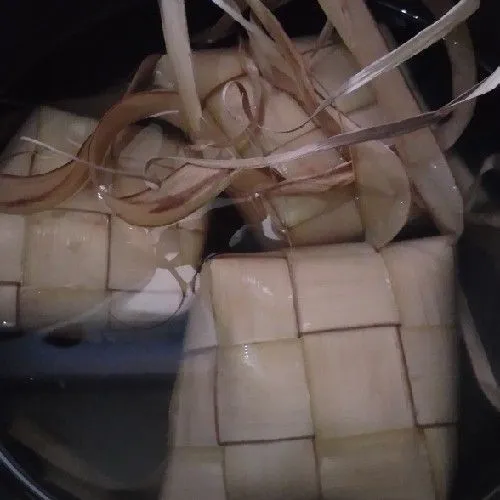 Rebus ketupat selama 2 jam, siap di sajikan dengan acar, timun, tomat, sambal dan emping.
