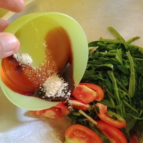 Jika kangkung sudah mulai layu, masukkan kecap, saus dan garam juga tomat. Aduk-aduk lalu diamkan sebentar.