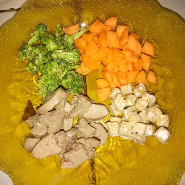 Potong dadu semua bahan sesuai selera.