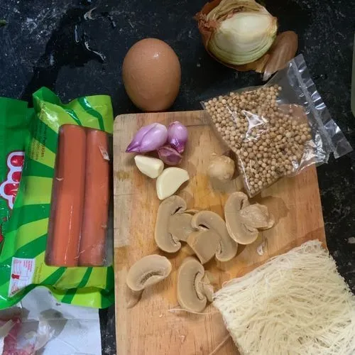 Cuci bersih semua bahan dan rebus bihun terlebih dahulu.