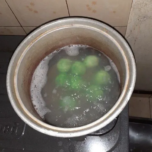 Rebus air hingga mendidih, masukkan bola-bola tadi. Jika sudah mengapung, angkat dan tiriskan.