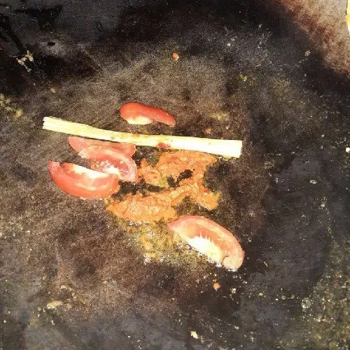 Panaskan minyak, tumiskan bumbu, masukkan potongan tomat dan sereh yang sudah di geprek.