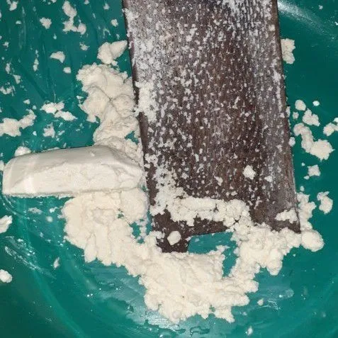 Kupas ubi, cuci bersih lalu parut.