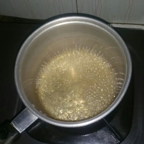 Rebus air dan gula pasir sampai mendidih. Setelah mendidih masak kira-kira 5 menit sampai air sirup sedikit mengental, dinginkan.