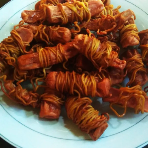Mie gulung sosis siap di hidangkan, selamat mencoba.