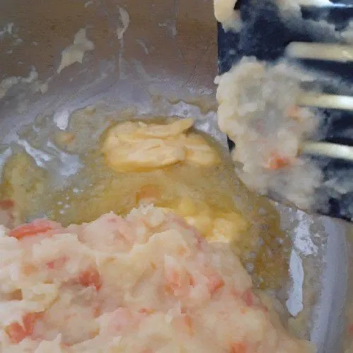 Tiriskan air lalu hancurkan kentang dan wortel yang sudah empuk. Cairkan 3 sdm margarin.