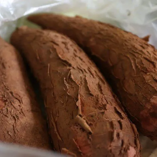 Siapkan singkong, cuci bersih potong-potong kecil.