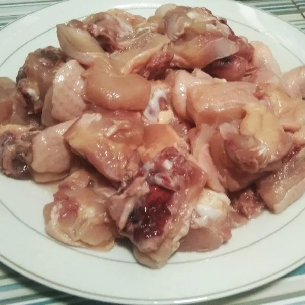 Cincang ayam sesuai selera, potong dadu. Cuci bersih kemudian tiriskan.