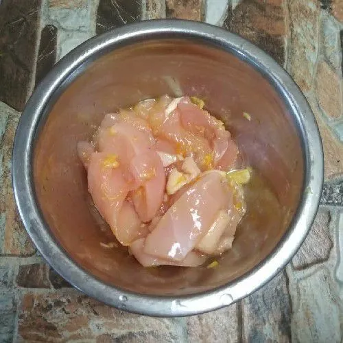 campurkan bumbu uleg dengan ayam yang sudah dipotong,diamkan sekitar 30 menit agar bumbu meresap