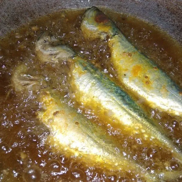 Goreng ikan hingga matang lalu sisihkan.